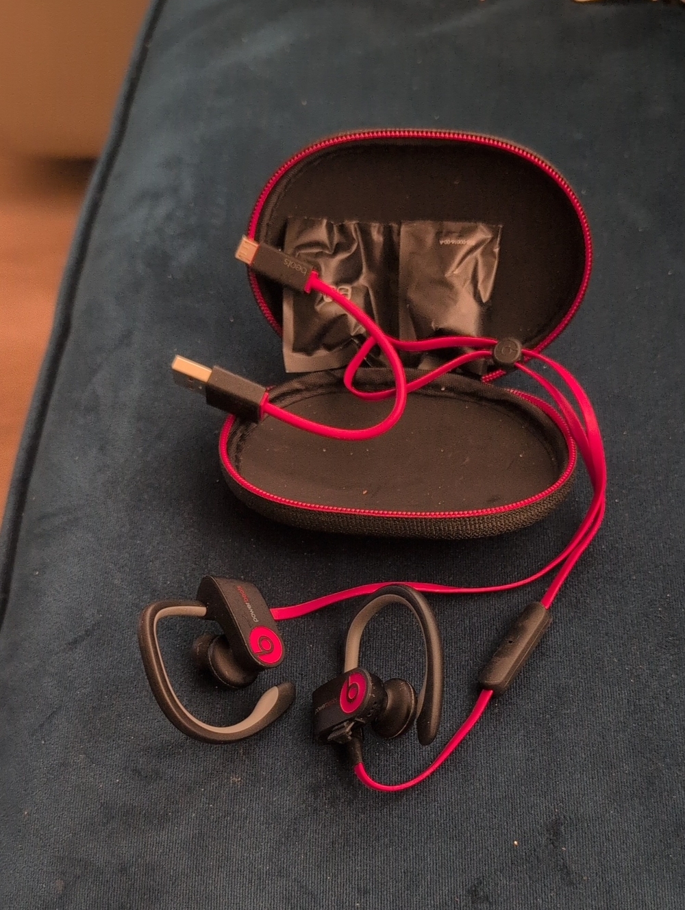 Beats by Dre Powerbeats On-Ear Headphones in Black and Red - Picture 3 of 3